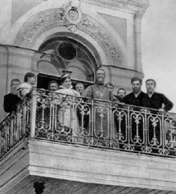 Св. прав. Иоанн Кронштадский на балконе дома в Санкт-Петребурге