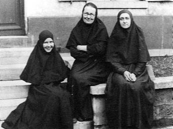 Мать Мария с сестрами