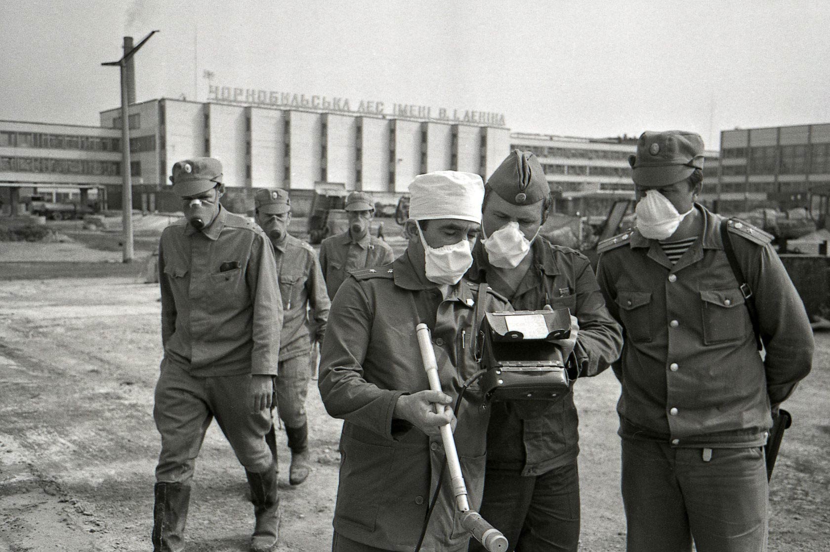 Ликвидатор. Припять ликвидаторы 1986. Ликвидаторы дозиметристы ЧАЭС. Чернобыль 1986 ликвидаторы. Авария на ЧАЭС 1986 Чернобыль ликвидация.