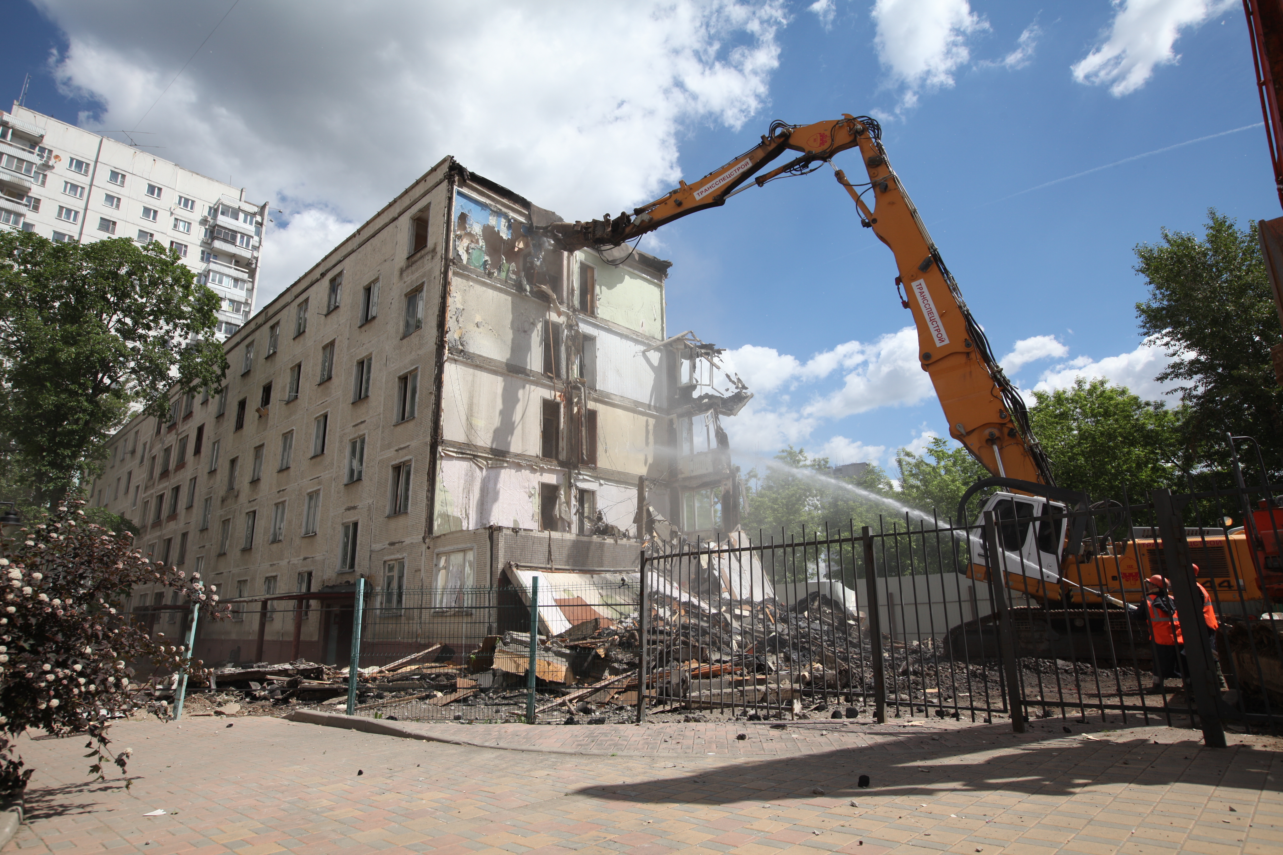 СМИ: в Москве сносят дом, где еще живут люди - Милосердие.ru