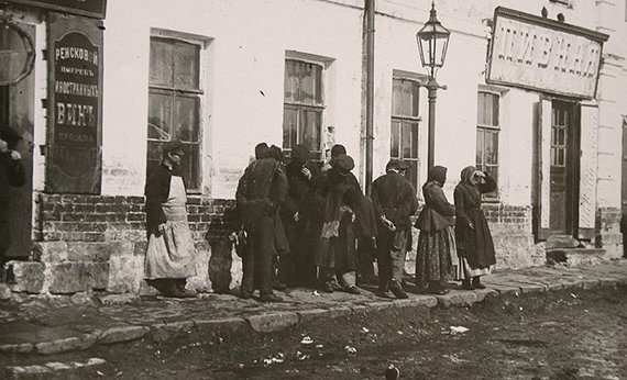 Люди возле рынка, начало XX века