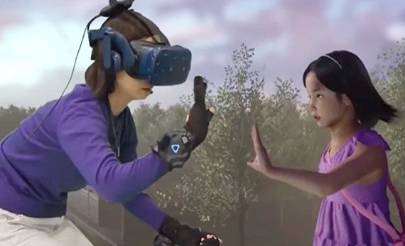 Женщина в шлеме виртуальной реальности и виртуальный образ девочки