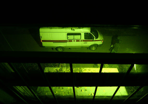 Машина скорой помощи. Вид сверху из окна