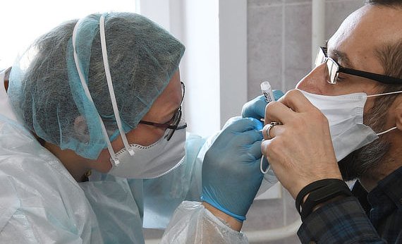 Медицинский работник берет мазок для ПЦР-теста