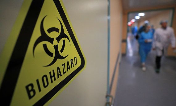 Знак, предупреждающий о биологической опасности на двери в больнице