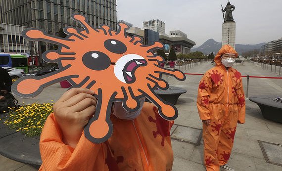 Экологические активисты из Южной Кореи в костюмах, символизирующих коронавирус, во время выступления в Сеуле