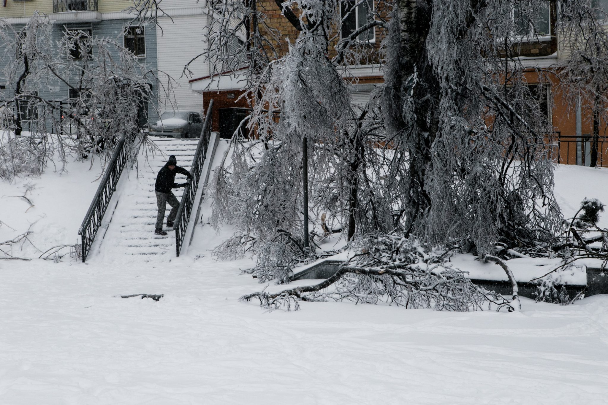 Декабрь 2010 года. Ледяной дождь во Владивостоке. Владивосток ледяной дождь декабрь. Обледеневшая лестница. Деревня зима ледяной дождь.