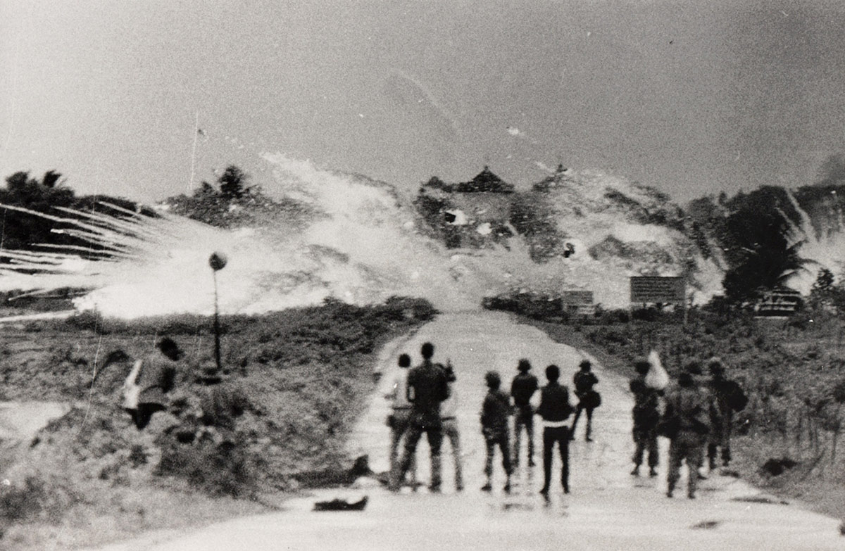 Напалм во вьетнаме. Снимок 1972 Вьетнам Напалм. Ник УТ Напалм во Вьетнаме 1972. Напалмовые бомбардировки Вьетнама.