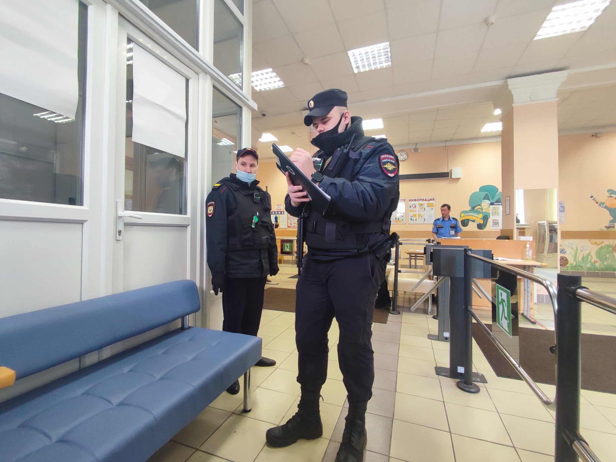 Ребенка вызывают в полицию. Школа полиции. Охрана в школе. Сопровождение полиции. Полицейский Москва.