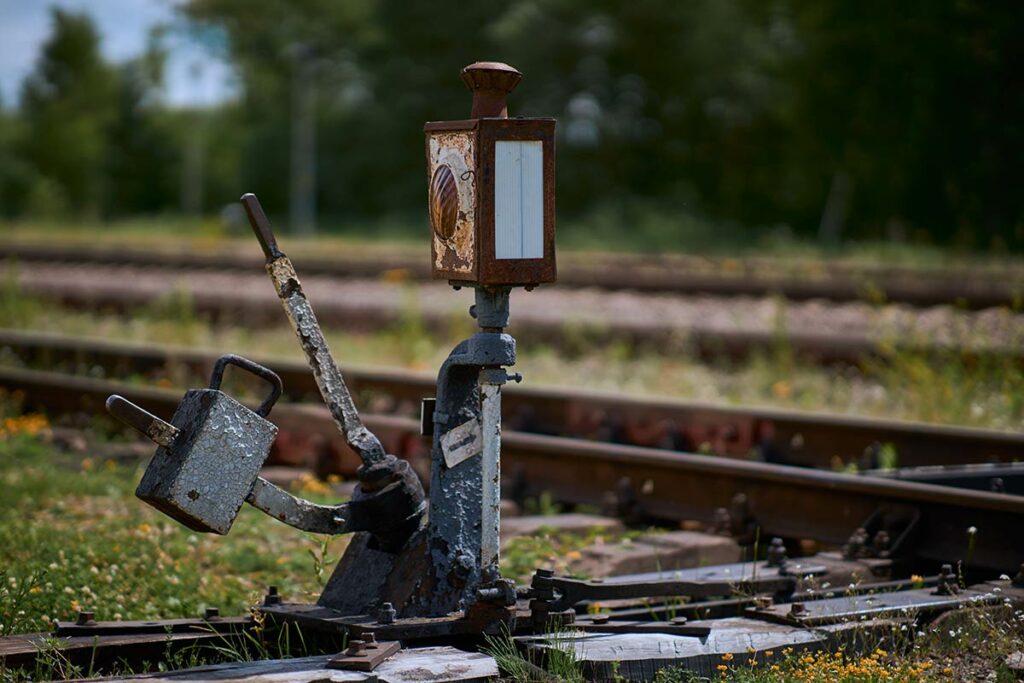 Старинное оборудование на железной дороге