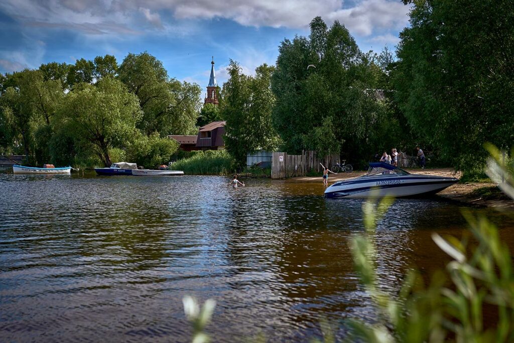 Виды Осташкова - озеро, моторная лодка, купающиеся дети
