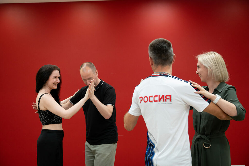 Пары танцуют: Юрий и Даша, Борис и Александра