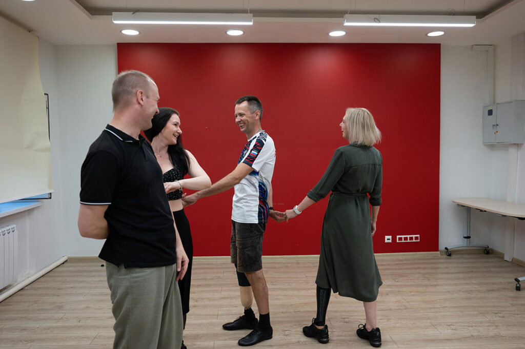 Юрий, Даша, Борис и Александра выполняют тренировочное упражнение в цепочке