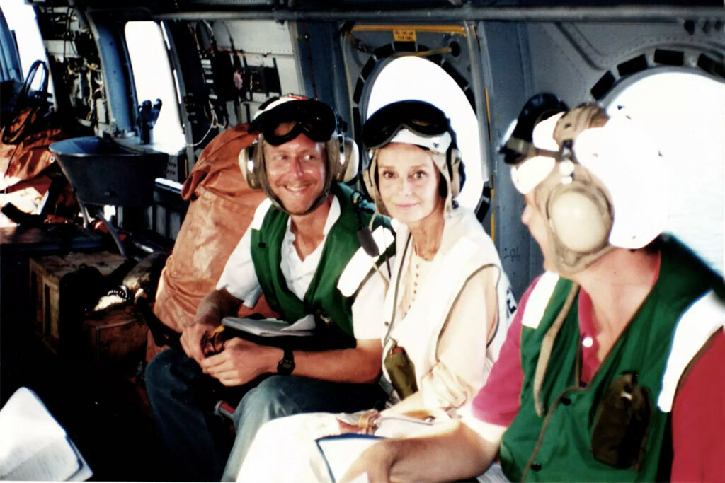 В вертолете с членами команды ЮНИСЕФ Яном МакЛаудом и Марком Стирлингом в 1992 году
