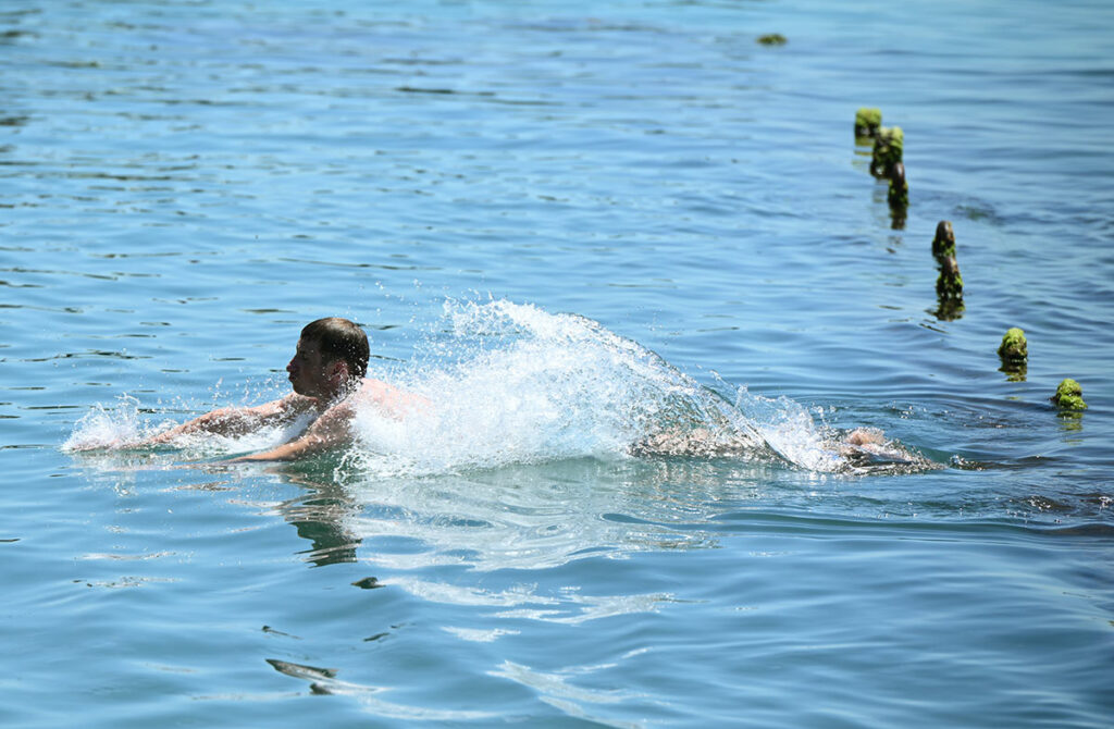 Мужчина купается в море в Сочи