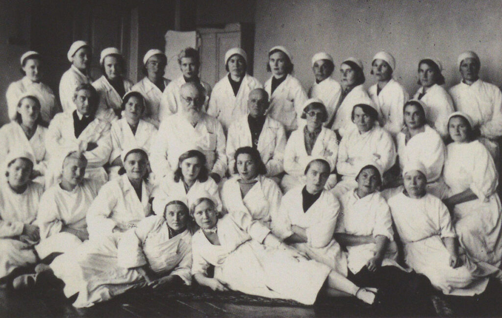 Святитель Лука с персоналом эвакуационного госпиталя № 1515. Красноярск, 1941-1944 годы