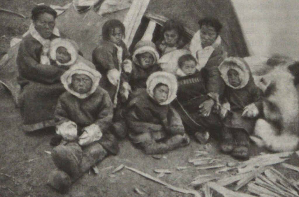 Семья тунгусов у юрты, 20-е годы XX века