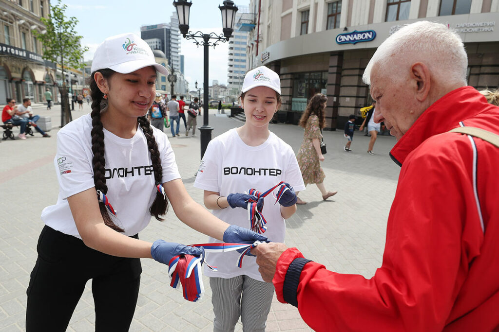 Волонтеры на улицах Казани