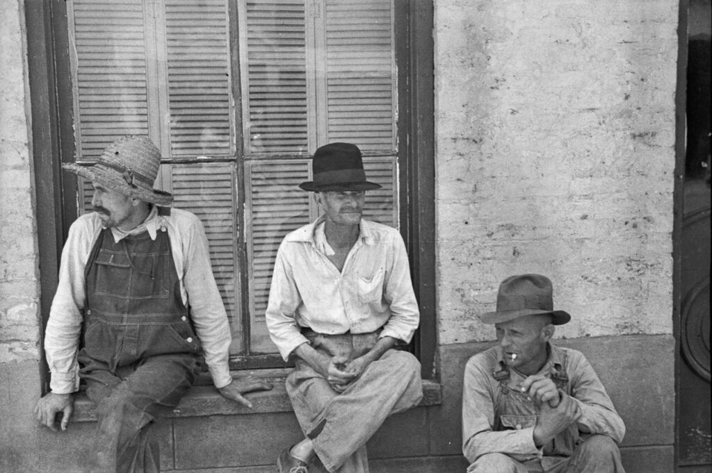Френк Тингл, Бад Филдс и Флойд Берроуз, хлопковые издольщики, Графство Хейл, Алабама. Фото Уокера Эванса, хранится в Библиотеке Конгресса США