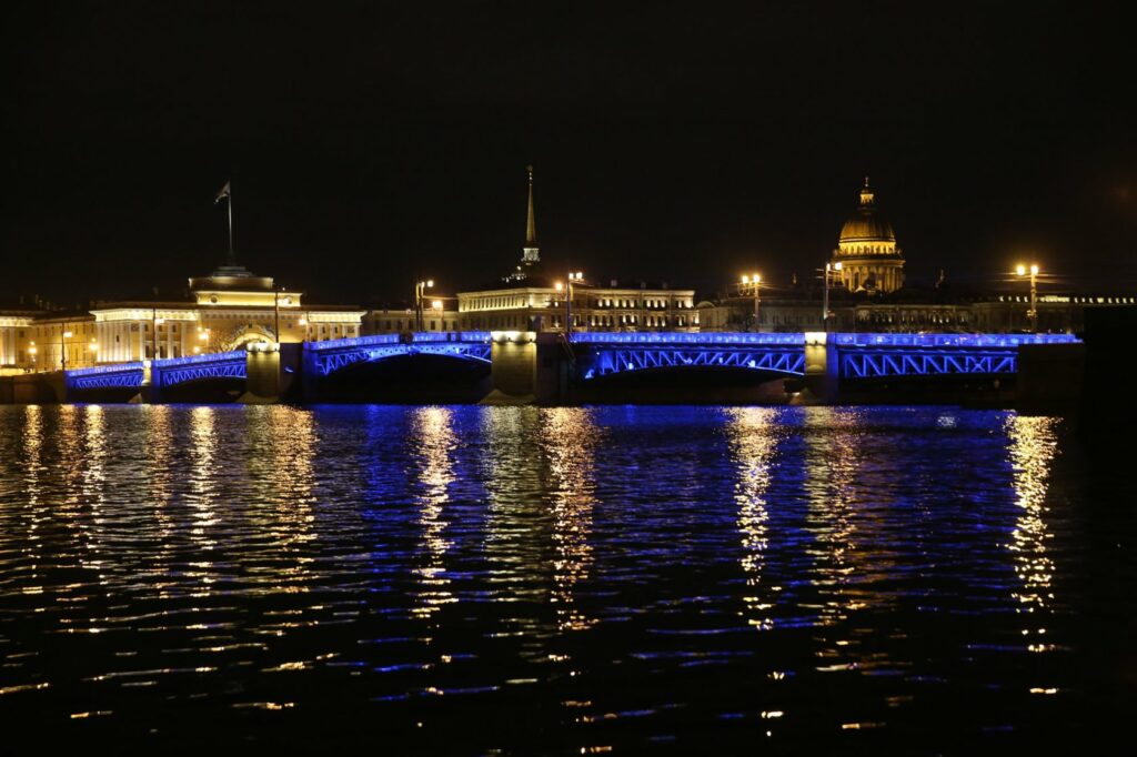 Синяя подсветка на Дворцовом мосту в Санкт-Петербурге