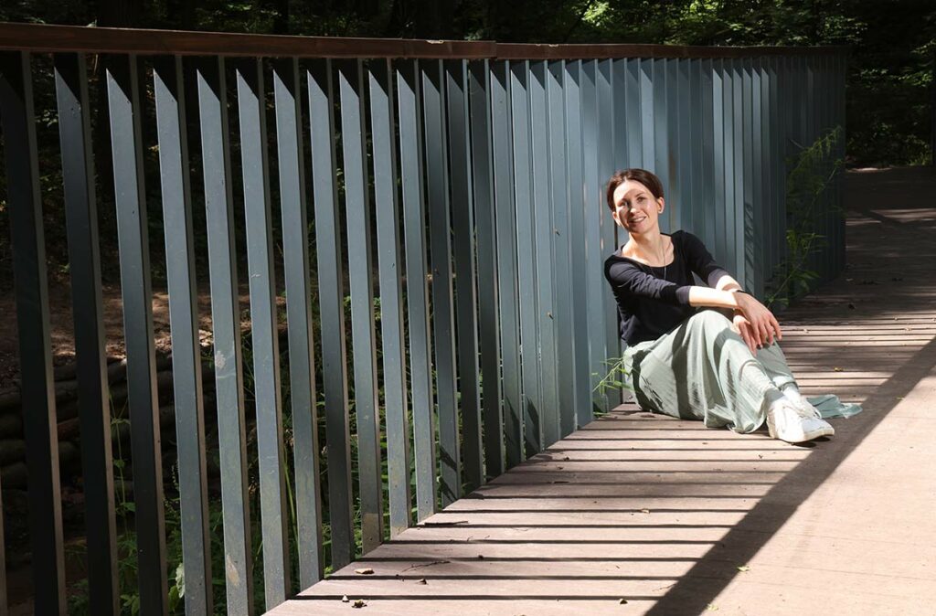 Татьяна Честина сидит на мосту