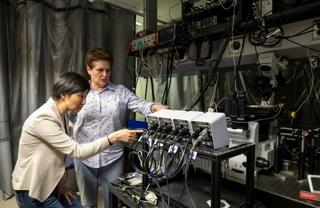 В лаборатории Сяовей Жуан (слева) и Кэтрин Дюлак (справа)