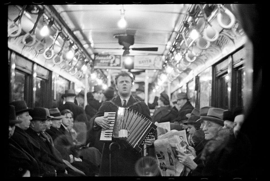 Аккордеонист поет в проходе вагона нью-йоркского метро. Фото Уокера Эванса, коллекция Музея Метрополитен, Нью-Йорк