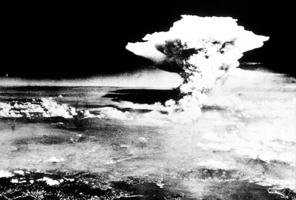 Взрыв атомной бомбы в Хиросиме. Япония, 6 августа 1945 года. Фотохроника ТАСС