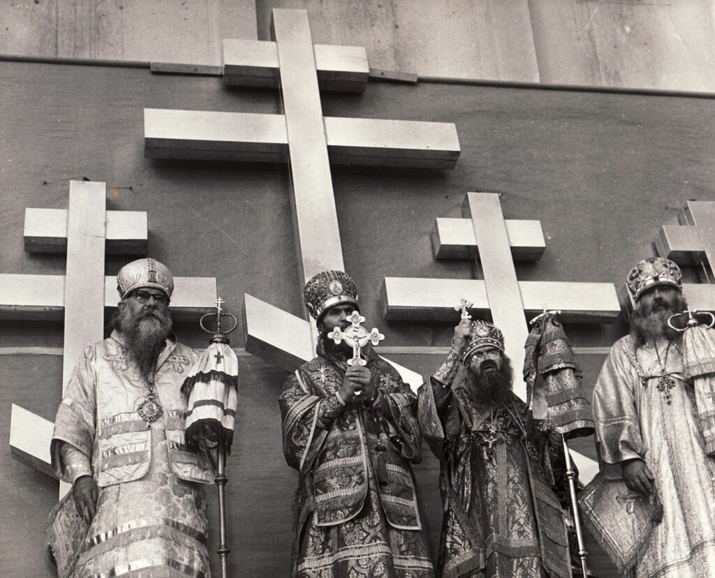 Перед установкой крестов на Новый собор в Сан-Франциско, который был построен и открыт благодаря владыке. Собор был освящен в 1965-м году, епископ Иоанн успел немного в нем послужить до своей кончины в 1966 году. (На фото — святитель Иоанн стоит третий слева)