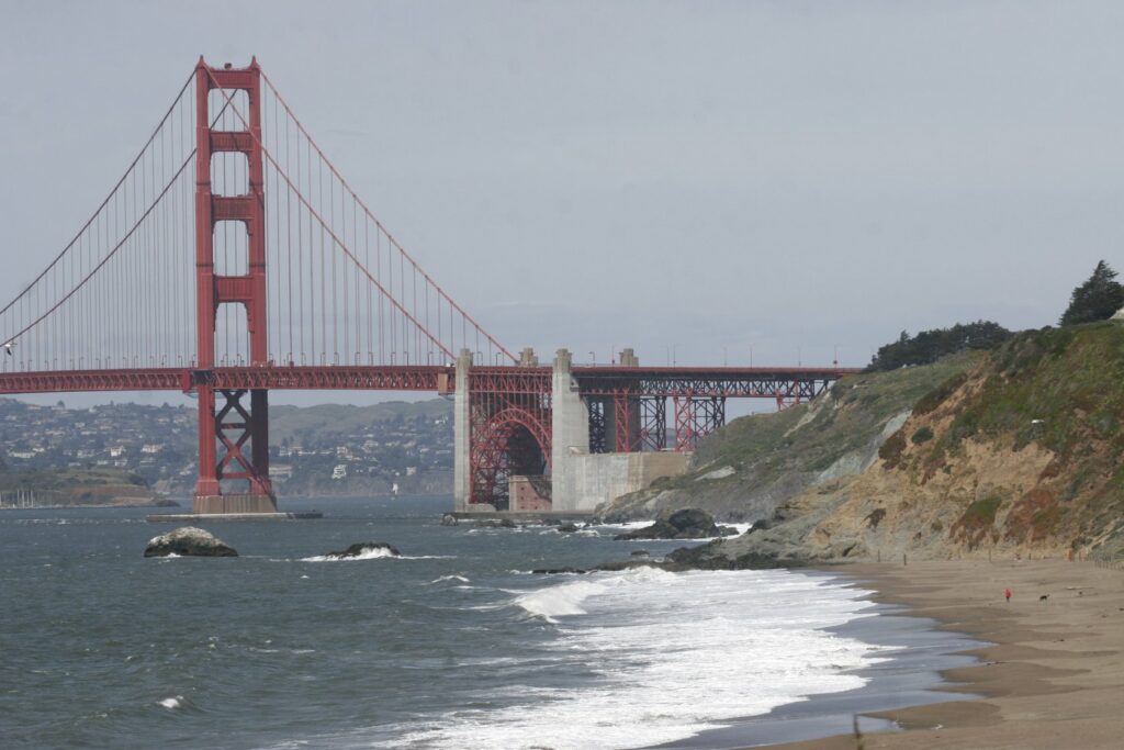 Мост «Золотые ворота» в Сан-Франциско – визитная карточка города - находится совсем рядом с собором иконы Божией Матери «Всех скорбящих Радость»
