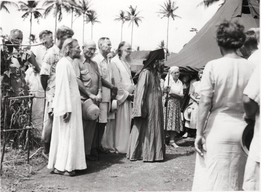 Святитель Иоанн с прихожанами перед входом в палаточный храм на острове Тубабао