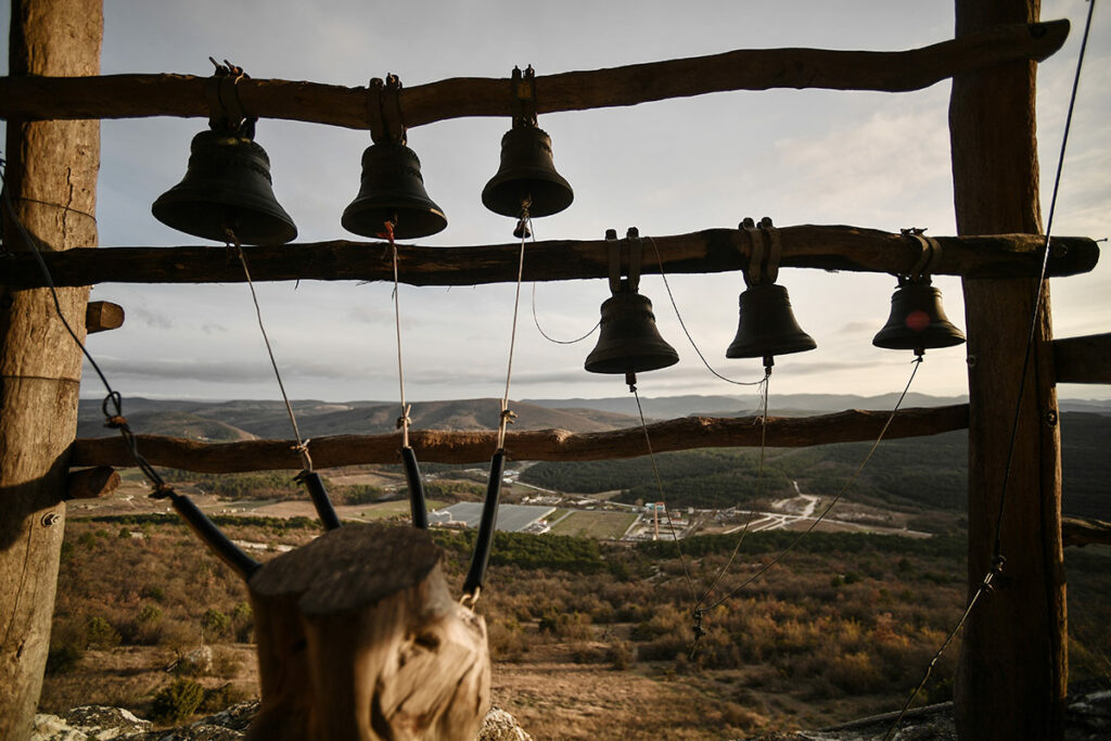 Звонница в пещерном монастыре Челтер-Мармара, расположенного на обрыве горы Челтер-Кая в Крыму