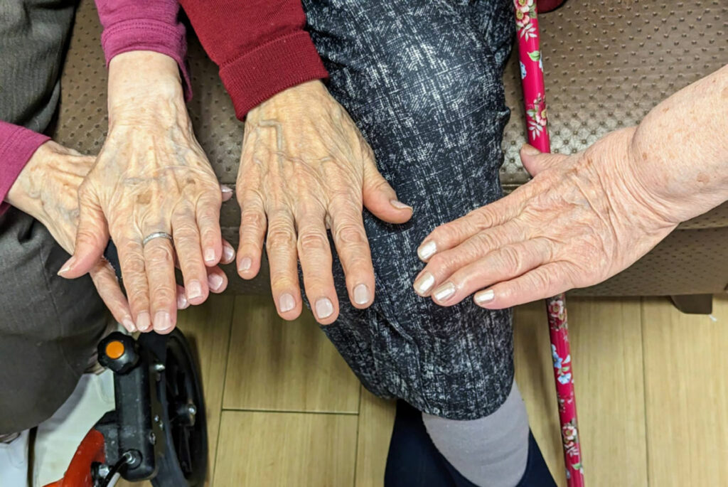 Жители дома престарелых в Саппоро демонстрируют маникюр