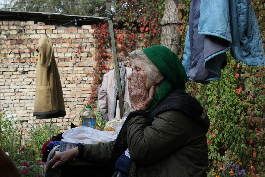 Елена Степановна – экономист, всю жизнь проработала в системе образования. Сейчас она живет с двумя кошками, все родственники в России, а она возделывает свой сад. У нее на участке так спокойно и хорошо, что даже воры, вместо того, чтобы заниматься своей преступной деятельностью, засыпают у нее на крылечке