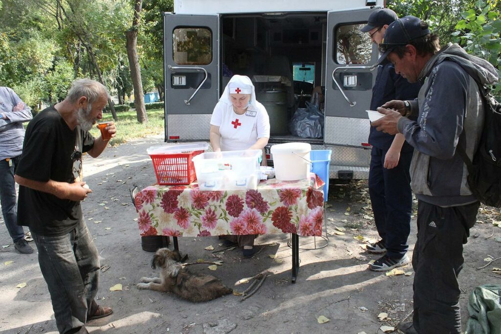 Бездомных людей кормит автобус Милосердия, а бездомные люди кормят собаку, которая приходит в известное ей время. От чая, впрочем, она отказалась