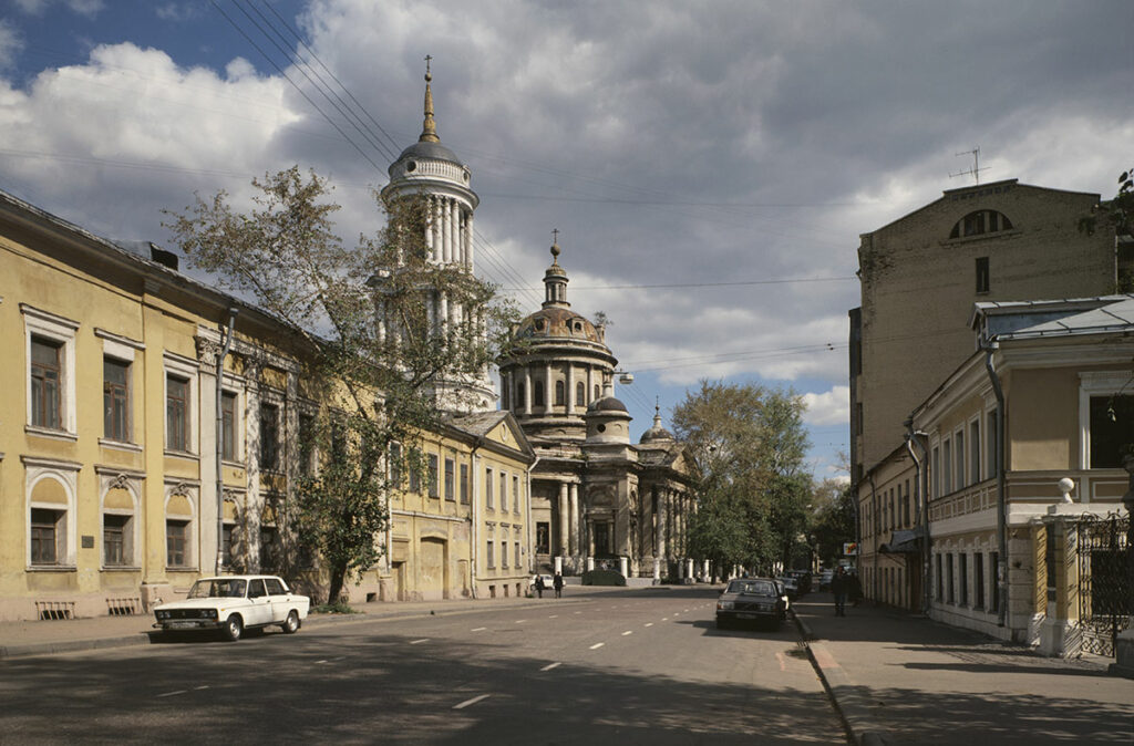 Вид с улицы Большой Коммунистической (ныне Александра Солженицына) на Церковь Святого Мартина Исповедника