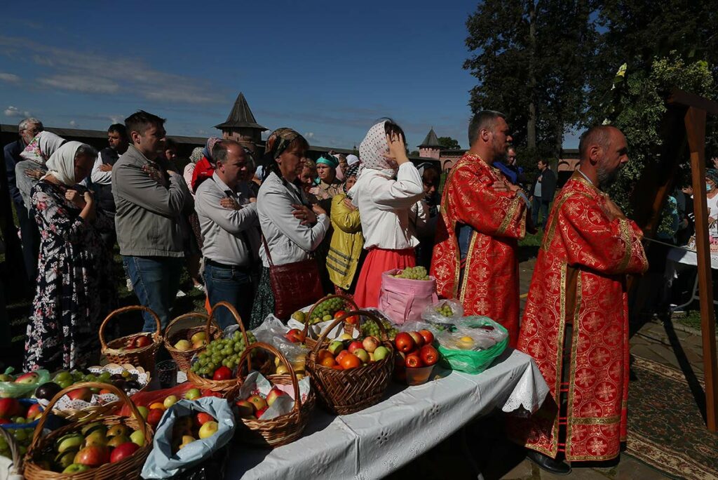 Верующие во время празднования Преображения Господня (Яблочного Спаса) в Спасо-Евфимиевом монастыре