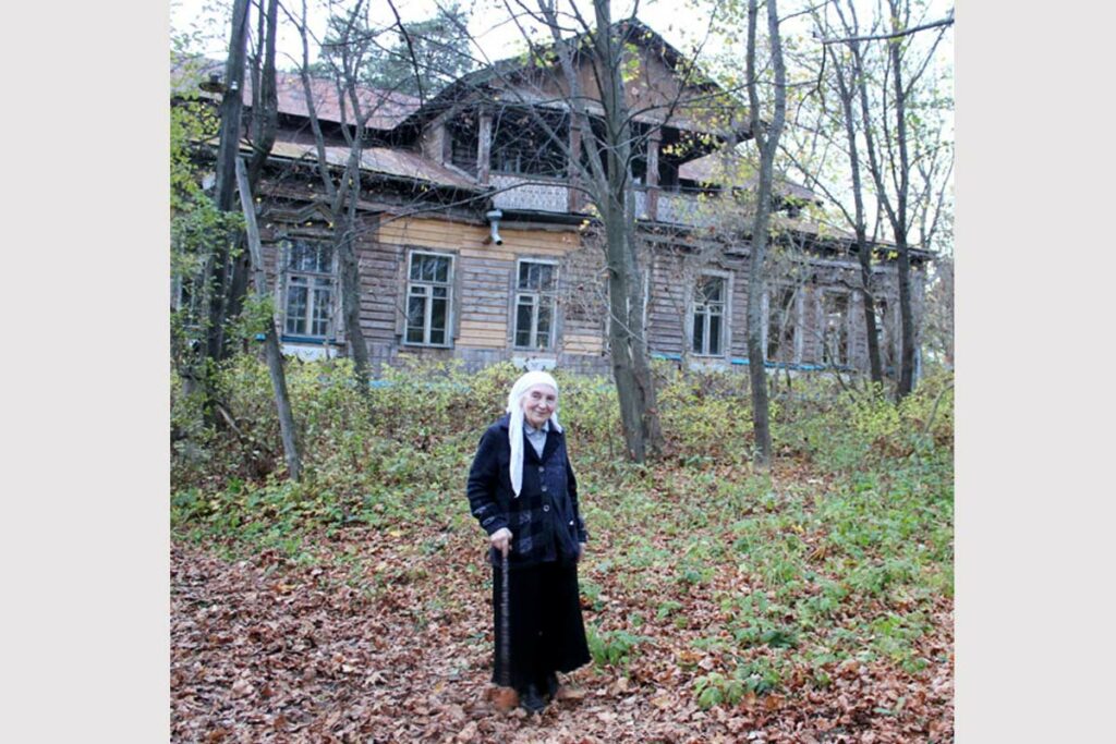 Мария Васильевна Зубова в Крутце на фоне родовой усадьбы