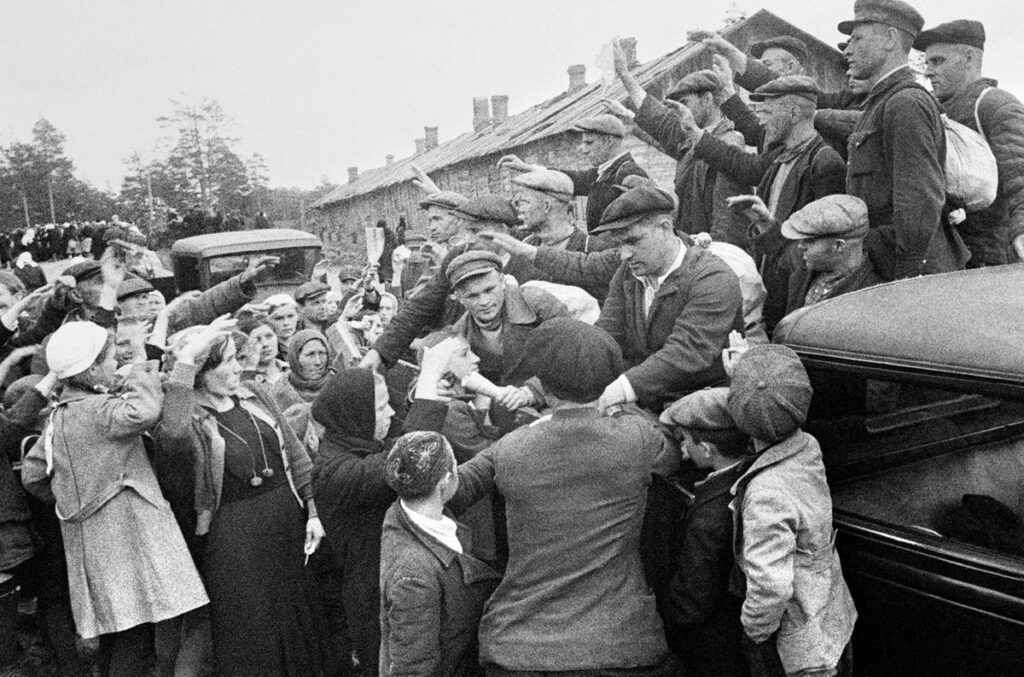 добровольцев провожают в народное ополчение. 1941 год