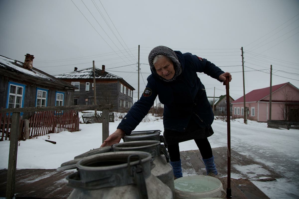 Елена Романовна возле фляг с водой