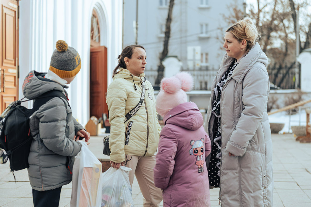 Соцработник с подопечными на улице 