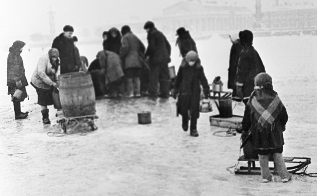 Жители Ленинграда набирают воду из проруби на Неве. Фото: Николай Хандогин / фотохроника РИА Новости, 11.01.1942