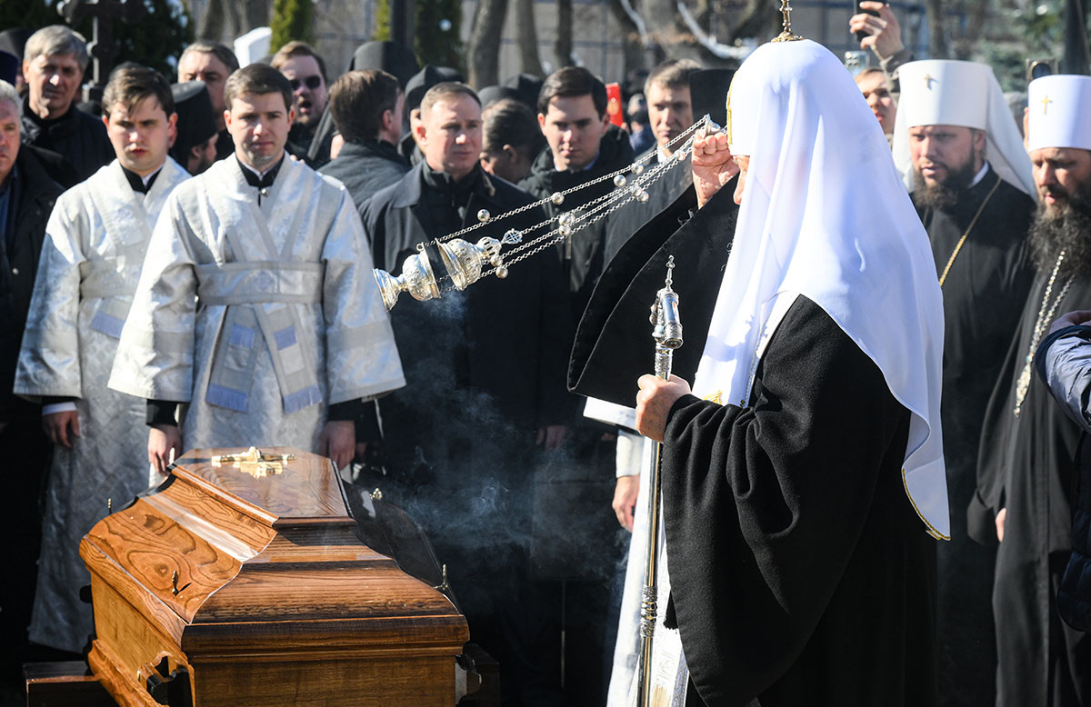 Патриарх Московский и всея Руси Кирилл проводит отпевание своего духовника схиархимандрита Илия (Алексей Ноздрин) в монастыре Оптина пустынь. Фото: Максим Блинов/РИА Новости, 18.03.2025