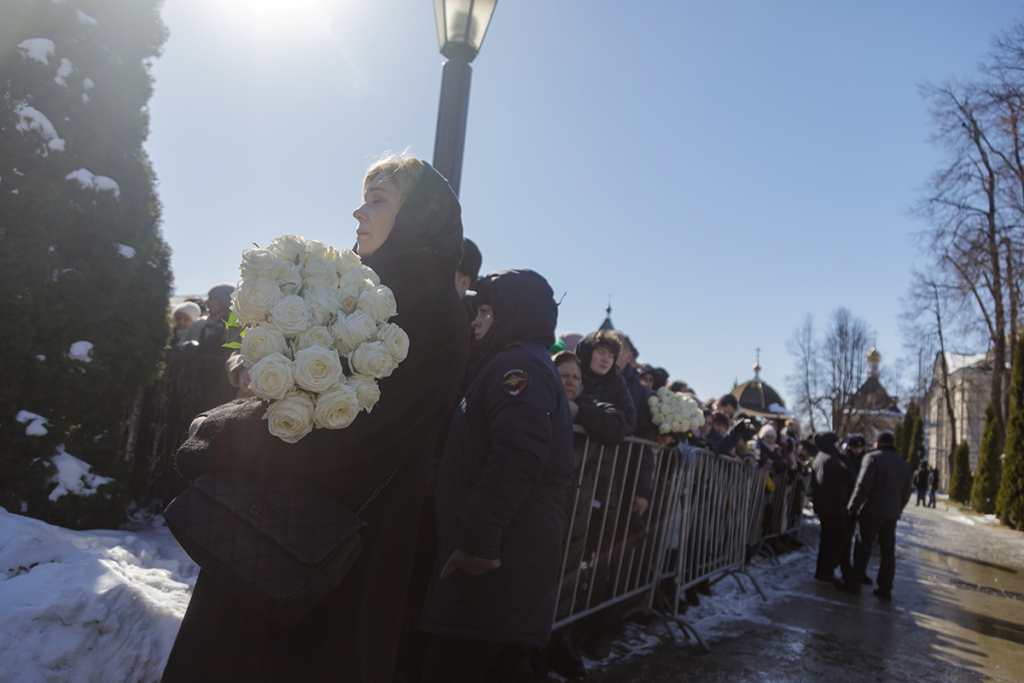 Тысячи верующих приехали в монастырь Оптина пустынь попрощаться со схиархимандритом Илием